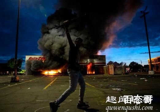 美国白人警察打死黑人事件升级 到底是什么原因？