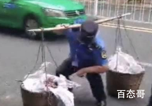 城管帮占道老人挑担子找摊位 给这位城管点赞