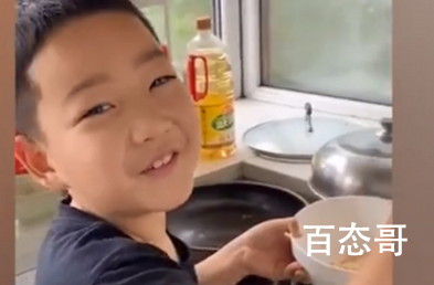 小学生哥哥替生病妈妈为妹妹做饭 背后真相令人惊讶！