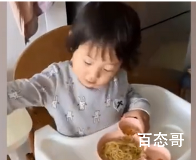 小学生哥哥替生病妈妈为妹妹做饭 背后真相令人惊讶！