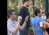 姚明野球场当观众  表情好像是在说打的不错