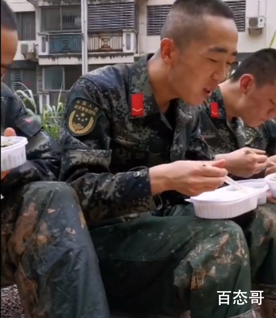 救援官兵满身泥泞吃饭 致敬中国军人!