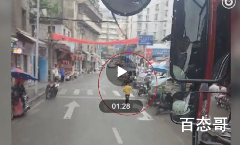 男孩为消防带路 你奔跑的样子真帅！好样的，少年