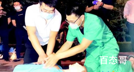 援鄂医生自费摆摊普及心肺复苏 跪地解读心肺复苏术向群众普及化急救常识