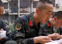 救援官兵满身泥泞吃饭 致敬中国军人!
