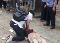 武大博士吴亦凡跪地施救老人 网友纷纷被小伙子感动