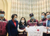 中国赴塞尔维亚抗疫专家组回国 欢迎英雄们回家