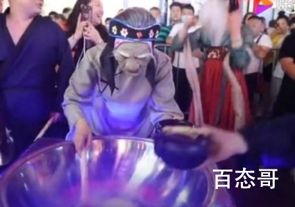 孟婆汤摊位散场后垃圾遍地 呼吁大家请随身带好自己的垃圾不要随地乱扔