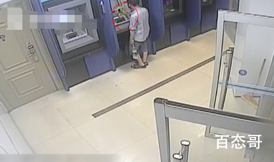 男子深夜持锤狂砸ATM机 为什么要砸ATM具体这么做的原因是什么？