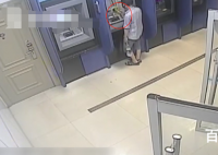 男子深夜持锤狂砸ATM机 为什么要砸ATM具体这么做的原因是什么？