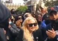 麦当娜拄拐抗议 其引发的反种族主义怒火已蔓延至全球