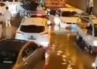 昆明暴雨淹隧道男子爬车顶求救 开启为看海模式