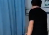 儿子用拖鞋暴打住院父亲是为什么 原因让人惊愕！