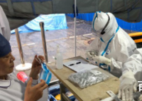 暴雨下核酸检测采集员坚持工作 采集员称这点大雨都不是事儿