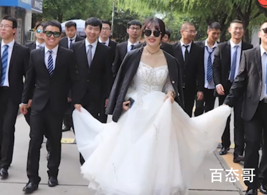 毕业班男生给唯一女生备婚纱 这位童鞋也太幸福了