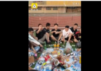 毕业班操场上席地吃散伙饭 并称以后还要聚人也要一定都来！