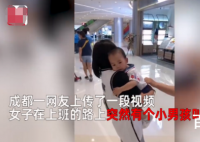 萌娃商场认错妈妈抱着不撒手 孩子为什么会叫错妈妈具体是怎么回事呢？