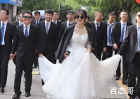 毕业班男生给唯一女生备婚纱 这位童鞋也太幸福了