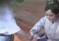 杨幂当众挖鼻孔 挖鼻孔是因为鼻子不舒服希望粉丝不要放大这一行为