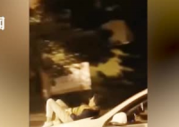 女子躺行驶轿车引擎盖上兜风 当时的车速达到多少码？