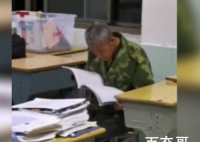 收垃圾老爷爷在空无一人教室里读书  求学者不分老者还是少年？