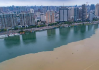 汉江泾渭分明 这是污染造成的吗？