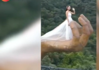 景区百米悬崖伸出通天神掌 每天有多少人会在这里拍照？