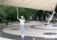 章泽天感慨生活不易 旁边的大爷是谁跟奶茶妹妹认识吗？