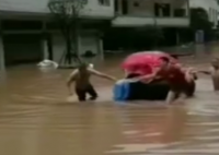 孕妇洪水中转移途中产子取名水生 目前母子平安