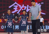 姚明为钟南山赠送球衣 钟南山为CBA复赛给予了很多帮助