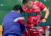 男老师穿旗袍祝高三学生旗开得胜  男老师是那个学校的叫什么名字？