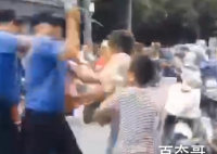 城管用秤杆锤击女菜贩 事件当时放在在那里真实情况是城管的过错吗？