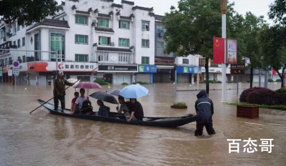 安徽歙县因暴雨高考语文延期 现场工作人员安排船只送考生到达考场