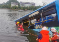 贵州公交坠湖事故已致21死  事故原因还在调查当中
