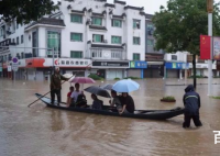 安徽歙县因暴雨高考语文延期 现场工作人员安排船只送考生到达考场