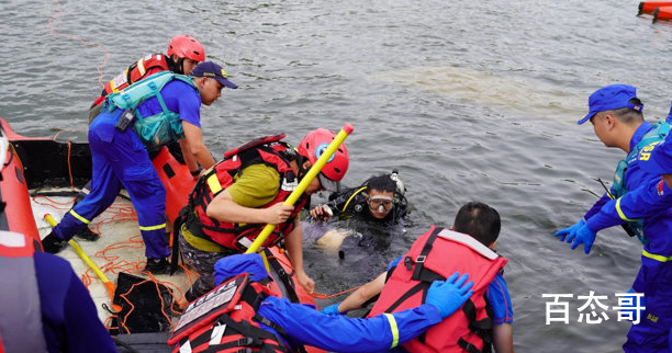 贵州公交坠湖幸存学生:拼命游出  幸存学生是怎么会逃出来的具体经过是怎样的？