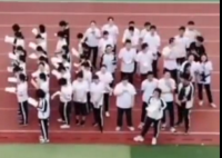 衡水中学考生早上6点正常跑操 同时手里拿着书这样合适吗你怎么看？