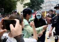 张子枫高考考场外被围拍  同场考试的考生也有跟张子枫要签名