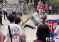 一出考场就收到妈妈送的高达模型 这名考生真幸福
