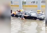 西安暴雨劳斯莱斯积水中被困 劳斯莱斯是谁的这辆车价值多少钱？