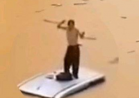 广西男子被洪水围住站车顶跳舞 男子站在什么牌子的车顶上脚下的车贵吗？