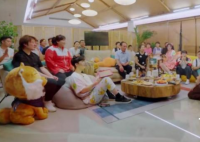 杨迪下跪感谢父母 杨迪的父母是谁做什么工作的？