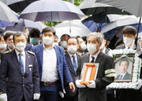 已故首尔市长朴元淳出殡 现场有不少市民为其出殡送行