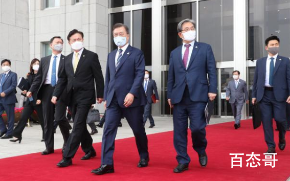 韩国总统文在寅被老大爷扔鞋 韩国总统有被大爷击中吗？