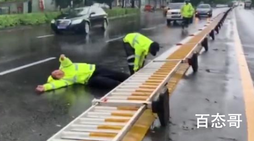 台风天执勤交警扶护栏被压倒 执勤交警有受伤吗？