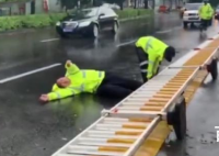 台风天执勤交警扶护栏被压倒 执勤交警有受伤吗？