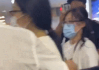 喻言被男子搂背 具体事件始末是怎样的？