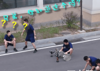 跳俏皮舞被班长发现秒变俯卧撑 算你小子反应快！
