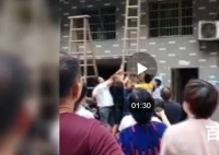 10多名陌生人合力托举悬窗女童 画面真是让人感动！