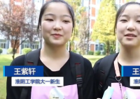 双胞胎姐妹大学报道同班同寝室  两人当时高考分数也是一样的吗？